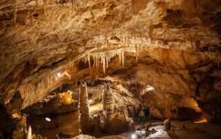 Visoka pećinska dvorana sa stalaktitima i stalagmitima u Lipskoj pećini, Cetinje