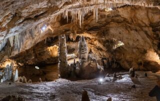 Stalagmiti i stalaktiti u unutrašnjosti Lipske pećine, Cetinje